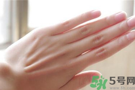?指甲上有豎紋是缺什么？指甲上有豎紋是缺維生素嗎？