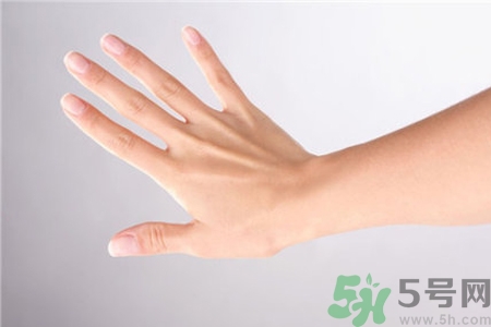 指甲變白是怎么回事？指甲發(fā)白是缺什么嗎？