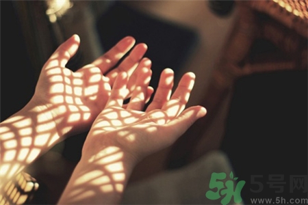 手背發(fā)黑是怎么回事?手背變黑是什么原因? 手背發(fā)黑是怎么回事?手背變黑是什么原因?