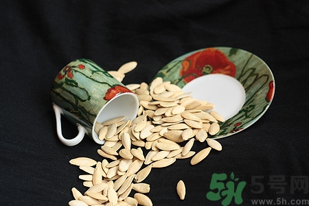 南瓜子可以生吃嗎?南瓜子生吃好還是熟吃好 南瓜子可以生吃嗎?南瓜子生吃好還是熟吃好