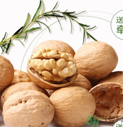 核桃仁皮發(fā)黑能吃嗎？核桃仁皮發(fā)黑怎么回事？