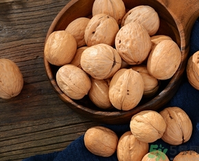 核桃仁皮發(fā)黑能吃嗎？核桃仁皮發(fā)黑怎么回事？