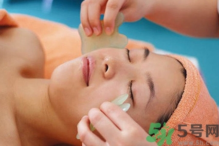 經(jīng)常面部刮痧好嗎？經(jīng)常面部刮痧對皮膚有傷害嗎？