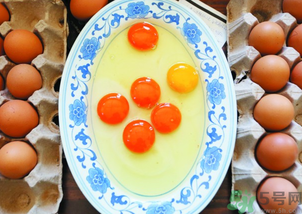 雞蛋黃發(fā)紅是怎么回事？雞蛋黃發(fā)紅可以吃嗎？