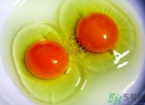 雞蛋黃發(fā)紅是怎么回事？雞蛋黃發(fā)紅可以吃嗎？