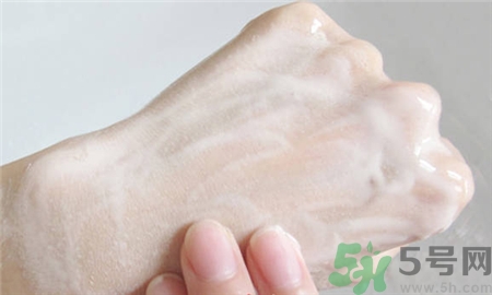 卸妝乳化是什么意思?卸妝油怎么乳化? 卸妝乳化是什么意思?卸妝油怎么乳化?