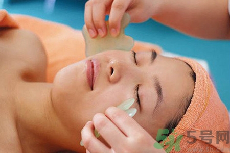 面部刮痧可以祛斑嗎？面部刮痧真的能淡化斑嗎？