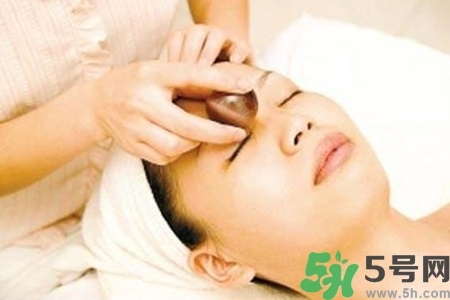 面部刮痧用什么精油好？面部精油刮痧有什么好處？