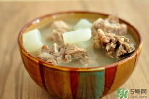 煮排骨用涼水還是熱水？燉排骨用熱水好還是涼水好？