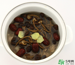 燉排骨什么時(shí)候放鹽最好？燉排骨放什么調(diào)料？