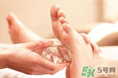 腳底拔罐對(duì)身體好嗎？腳底拔罐的好處與壞處
