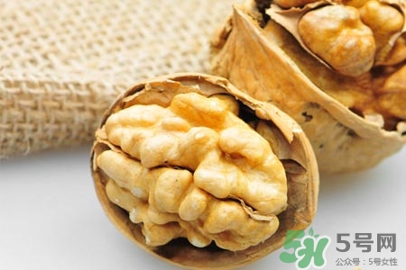 吃核桃能治白發(fā)嗎？白頭發(fā)多吃核桃有用嗎？