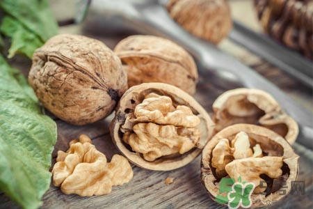 吃核桃可以喝茶嗎？吃核桃喝茶會(huì)中毒嗎？