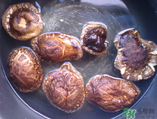 干香菇用什么水泡？干香菇用熱水還是冷水泡？