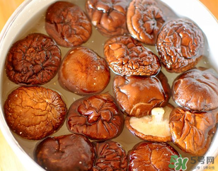 干香菇用什么水泡？干香菇用熱水還是冷水泡？