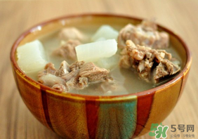 排骨湯為什么是白色的？排骨湯怎么熬成乳白色的？