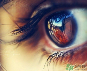 眼睛前面有黑影是怎么回事？眼睛前面有黑影是什么?。?></p><h3>眼睛有黑影怎么辦</h3><p>飛蚊癥。眼前見黑點(diǎn)飛舞，猶如飛蚊故名。飛蚊癥是玻璃體內(nèi)的不透明物體投影在視網(wǎng)膜上產(chǎn)生的。在光線明亮或白色背景襯托下，更為明顯。敏感的人甚至可以描繪出它們的各種不同形狀，臨床上采用中醫(yī)治療效果好且安全。</p><p>有的人自覺眼前有點(diǎn)狀,絲狀或蜘蛛狀黑影飄動,輪廓不清,數(shù)目較少約2——3個(gè),隨眼球運(yùn)動而飄動,并有一定的運(yùn)動方向,且與頭部及眼球運(yùn)動方向無關(guān),不影響視力,癥狀比較恒定,眼科檢查又無陽性發(fā)現(xiàn).伴有失眠,易倦等神經(jīng)衰弱的病人,多為生理性飛蚊癥,這是因?yàn)檎Ｈ说牟Ａw并非絕對透明,可能有個(gè)別胚胎殘留組織細(xì)胞,少數(shù)的生理性游走細(xì)胞及玻璃體支架組織,有時(shí)投射到敏感的視網(wǎng)膜上而引起,這種病只要通過眼科檢查的確診,就不必大驚小怪,順其自然,當(dāng)緊張情緒消除后,這些黑影可自然消失.</p><p>如果你發(fā)現(xiàn)黑影濃黑，數(shù)目很多，并在一定時(shí)期里明顯增多，有視力下降的癥狀時(shí)就要注意了，因?yàn)檫@是玻璃體混濁的癥狀，需要到醫(yī)院做檢查了。你的情況最好是去眼科檢查。你這個(gè)年紀(jì)的生理性的可能性大</p>		</div>
<div align=