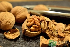 吃核桃牙齒變黑怎么辦?吃核桃牙齒變黑的原因是什么 吃核桃牙齒變黑怎么辦?吃核桃牙齒變黑的原因是什么