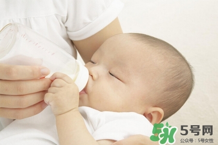 寶寶吐奶怎么回事？寶寶吐奶是什么原因？