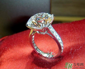 卡地亞戒指怎么看大?。靠ǖ貋喗渲赋叽鐚φ毡?></p><p>卡地亞戒指怎么看大小<br/></p><p>可以用線繩繞手指一圈,得出周長,在上表中找到相應(yīng)的戒指(港碼)號數(shù)。因?yàn)槭种腹枪?jié)處略大于手指戴戒指的地方，所以線不要繞的太緊。一般戒指戴于食指、中指或無名指上，大部分女生佩帶的戒指號數(shù)為10-15號，其中12號、13號的較多，大部分男生佩帶的戒指號數(shù)為17-22號，其中18-20號的較多!</p><p style=