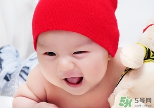 冬天出生的寶寶穿什么衣服？冬天出生的寶寶要準(zhǔn)備什么衣服？