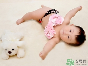 冬天出生的寶寶穿什么衣服？冬天出生的寶寶要準(zhǔn)備什么衣服？