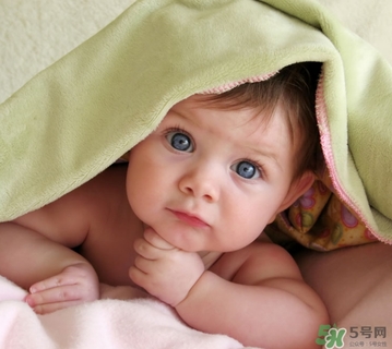 冬天出生的寶寶穿什么衣服？冬天出生的寶寶要準(zhǔn)備什么衣服？