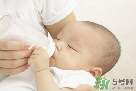 寶寶第一口輔食吃什么最好？寶寶第一口輔食怎么吃？