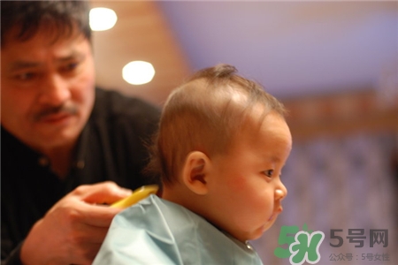 寶寶冬天可以剃光頭嗎?寶寶冬天剃光頭好嗎? 寶寶冬天可以剃光頭嗎?寶寶冬天剃光頭好嗎?