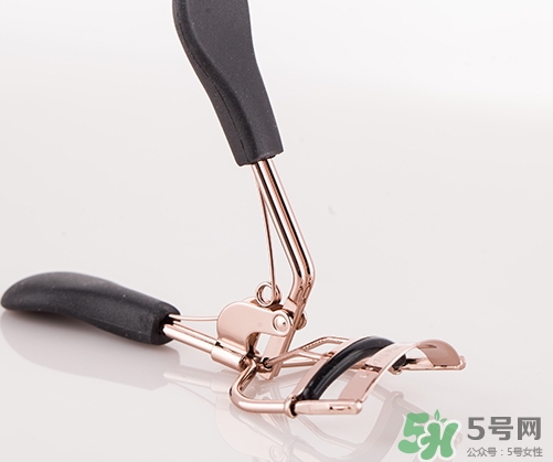 睫毛夾可以帶上飛機(jī)嗎？睫毛夾可以托運(yùn)嗎？