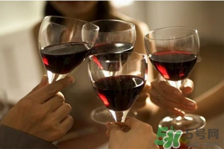 喝白酒后怎么解酒？喝白酒后吃什么解酒最有效？