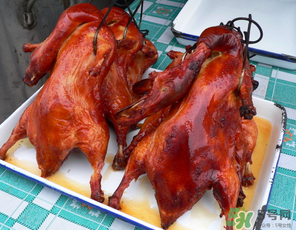 烤鴨和不能什么一起吃？烤鴨不能和什么一起吃？