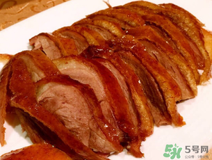 烤鴨和不能什么一起吃？烤鴨不能和什么一起吃？