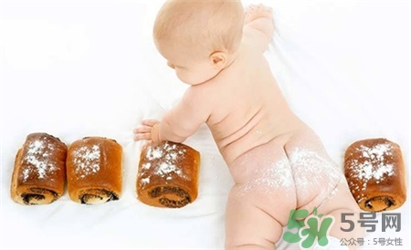 嬰兒爽身粉含滑石粉好嗎?滑石粉對寶寶的危害 嬰兒爽身粉含滑石粉好嗎?滑石粉對寶寶的危害