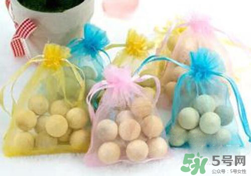 樟腦丸可以放床上嗎？樟腦丸放床上要放幾顆？