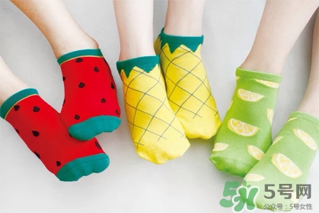 晚上穿襪子睡覺好不好？晚上穿襪子睡覺的好處和壞處