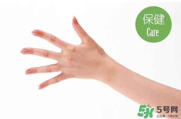 睡覺睡到半夜手麻是怎么回事？睡覺睡到半夜手麻怎么辦？