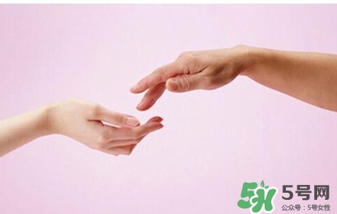 睡覺睡到半夜手麻是怎么回事？睡覺睡到半夜手麻怎么辦？