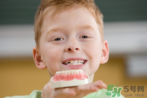 寶寶牙齒發(fā)黃是什么原因?寶寶牙齒發(fā)黃怎么去除 寶寶牙齒發(fā)黃是什么原因?寶寶牙齒發(fā)黃怎么去除