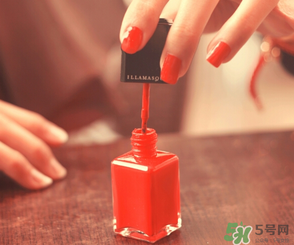 冬天涂什么顏色的指甲油好看？冬天適合什么顏色的指甲油？