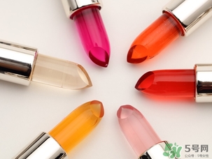 唇膏和口紅的區(qū)別 唇膏和口紅涂抹順序 唇膏和口紅的區(qū)別 唇膏和口紅涂抹順序
