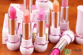唇膏和口紅的區(qū)別 唇膏和口紅涂抹順序 唇膏和口紅的區(qū)別 唇膏和口紅涂抹順序