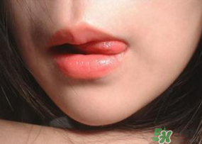 涂口紅嘴唇起皮怎么辦？涂口紅嘴唇起皮小妙招