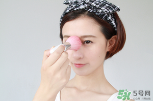 冬天化妝要用散粉嗎？冬天化妝需要定妝粉嗎？