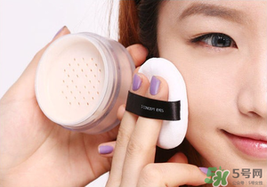 冬天化妝要用散粉嗎？冬天化妝需要定妝粉嗎？