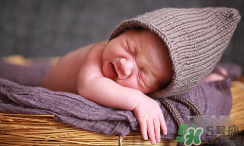 新生兒背上長(zhǎng)了很多小紅疹怎么辦？新生兒長(zhǎng)小紅疹怎么回事？