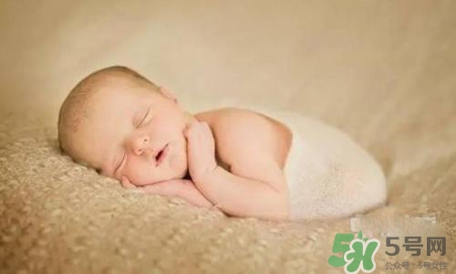 新生兒背上長(zhǎng)了很多小紅疹怎么辦？新生兒長(zhǎng)小紅疹怎么回事？