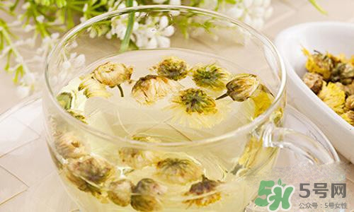 新生兒背上長(zhǎng)了很多小紅疹怎么辦？新生兒長(zhǎng)小紅疹怎么回事？