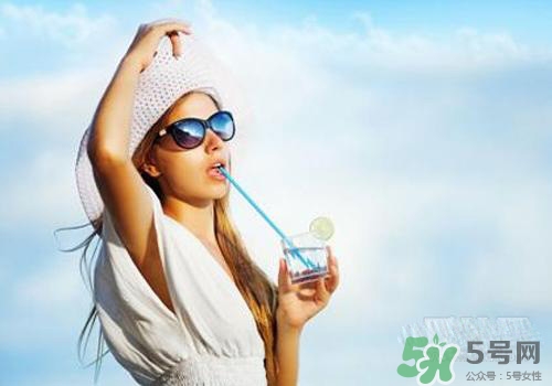 皮膚干多喝水有用嗎？皮膚干一天要喝多少水？