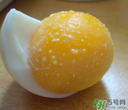 熟雞蛋滾臉有什么好處？熟雞蛋滾臉能吸毒素嗎？